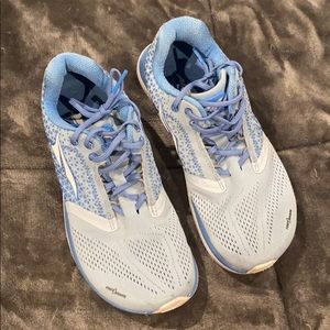 Altra tennis shoes
